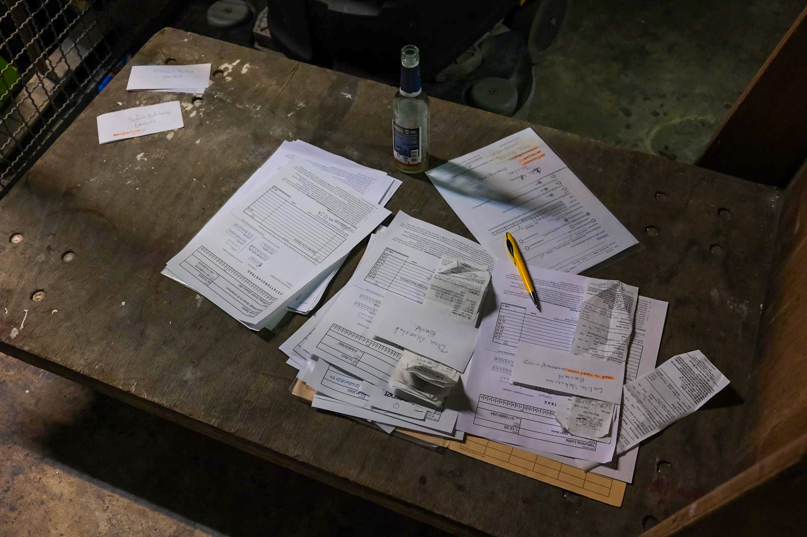 Ad hoc UdK paperwork filling desk